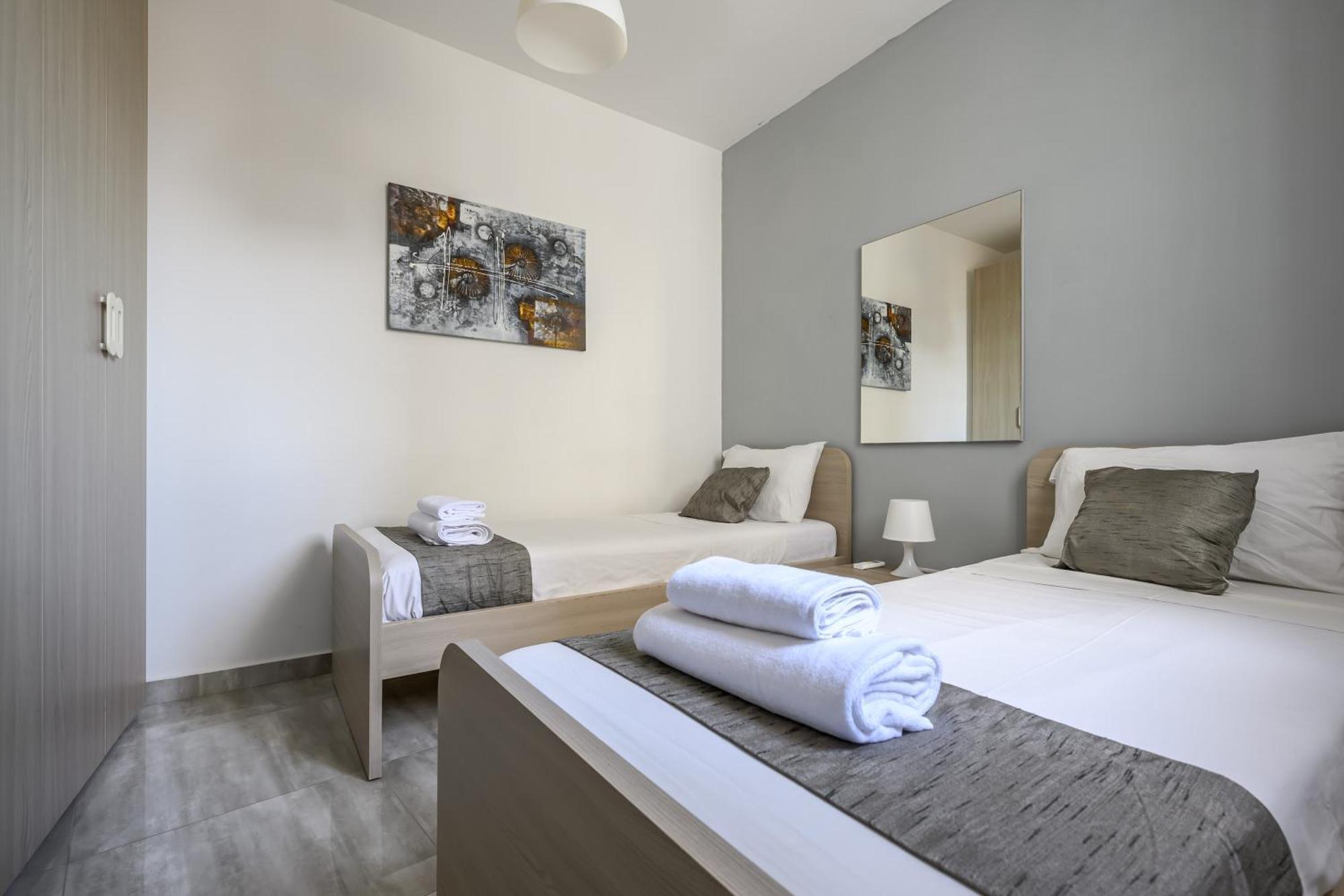 F11 Room 2, Private Room Two Single Beds Shared Bathroom In Shared Flat 음시다 외부 사진
