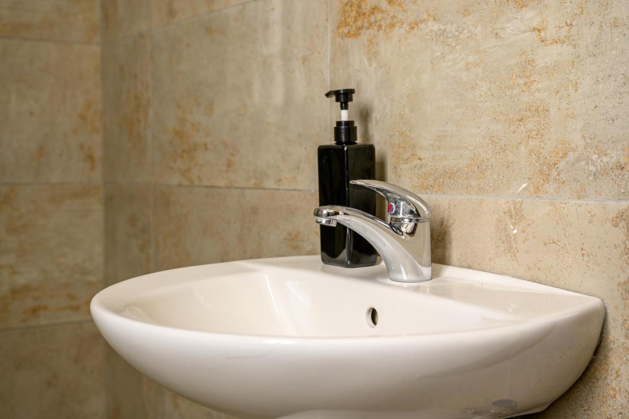 F11 Room 2, Private Room Two Single Beds Shared Bathroom In Shared Flat 음시다 외부 사진