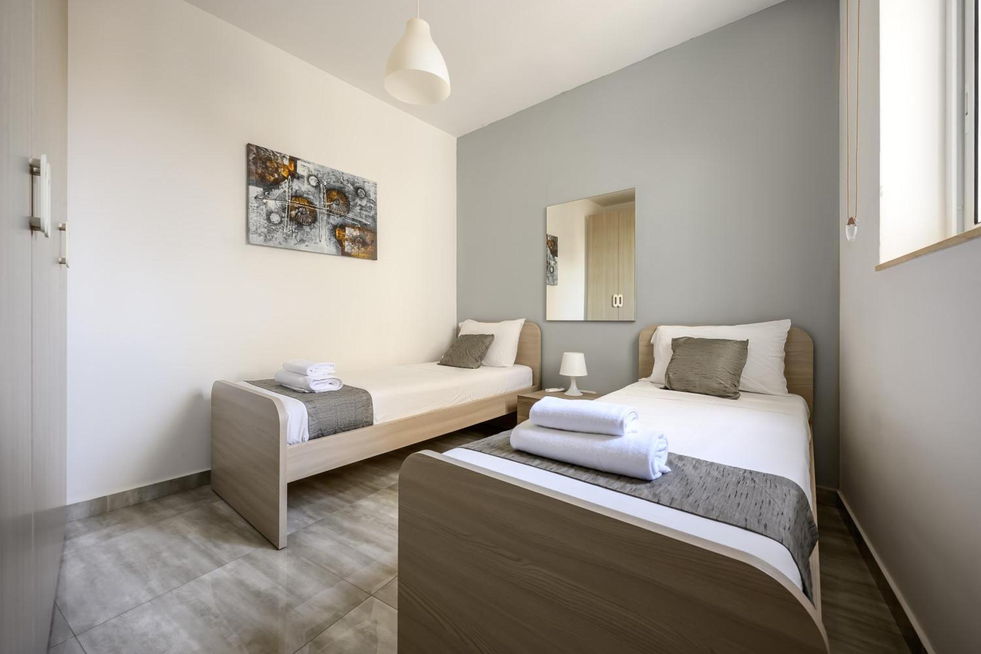 F11 Room 2, Private Room Two Single Beds Shared Bathroom In Shared Flat 음시다 외부 사진